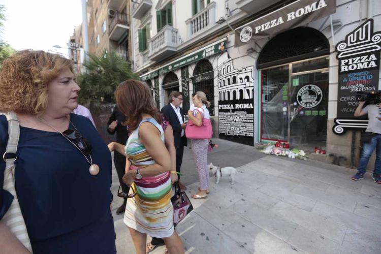 Imagen del homenaje que se rindió a la joven a las puertas de la pizzería que regentaba en Granada. 