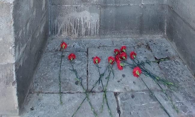 Detalle de los claveles depositados ante el lugar donde fue torturado 'el Mellao'