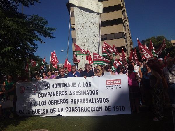 Homenaje junto al monumento a los obreros.