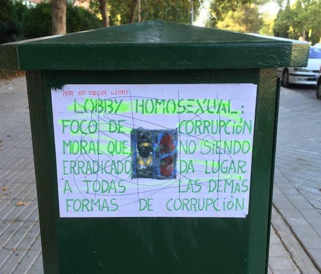 Uno de los carteles homófobos.