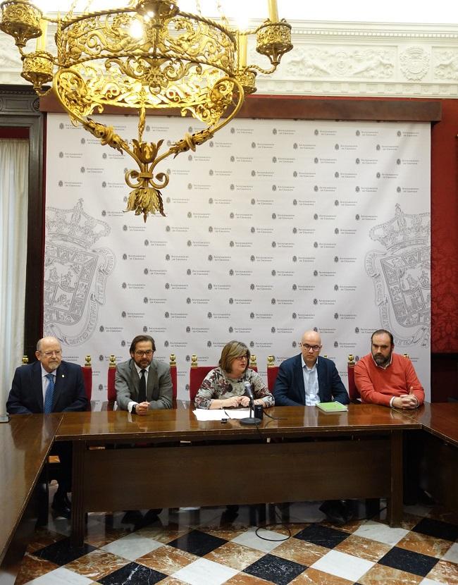 La teniente de alcalde Ana Muñoz con los representantes de los grupos municipales. La teniente de alcalde Ana Muñoz con los representantes de los grupos municipales.