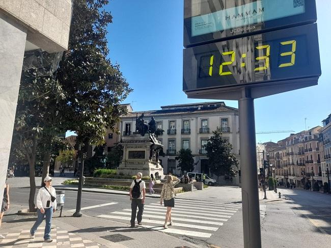 Reloj urbano parado a la hora del apagón.