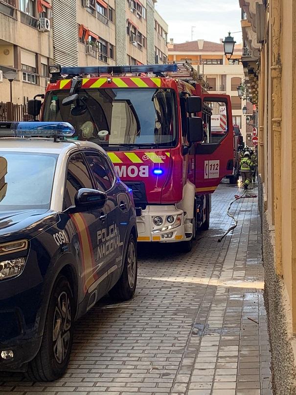 Bomberos y Policía durante la intervención.