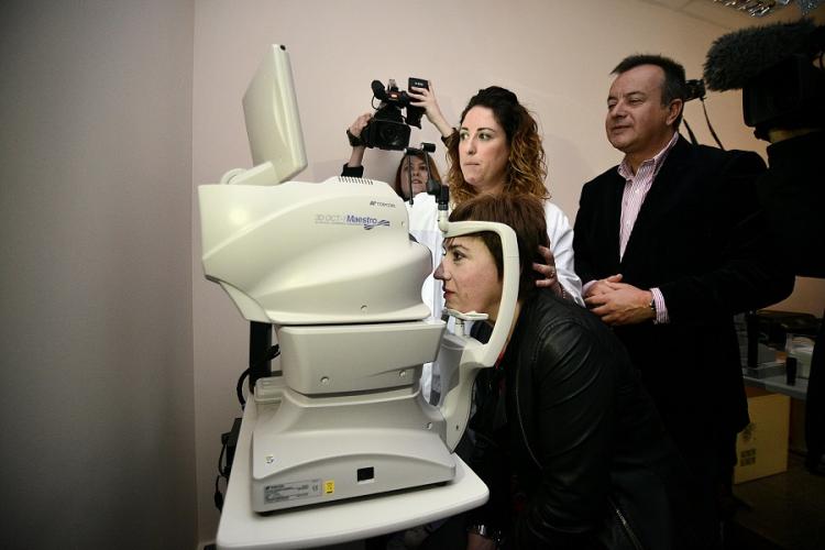 Sandra García con Higinio Almagro en su visita al centro.