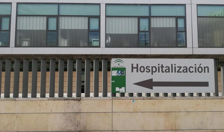 Señal indicativa del área de hospitalizaciones en el Hospital San Cecilio de la capital.