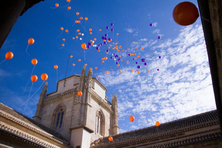 Al término del acto se han soltado globos.