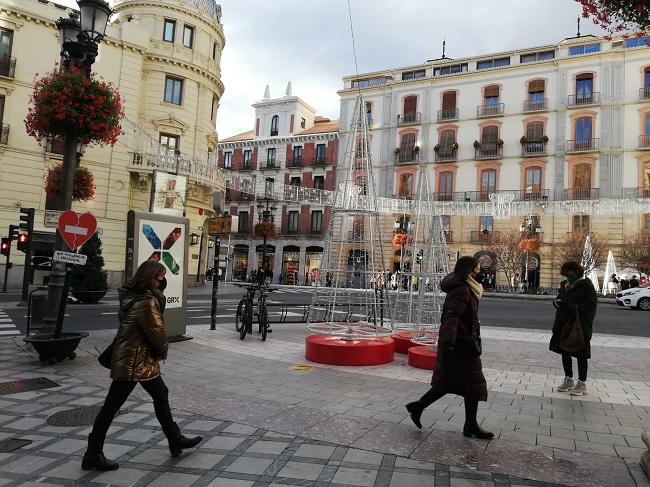 Paseantes por Puerta Real.