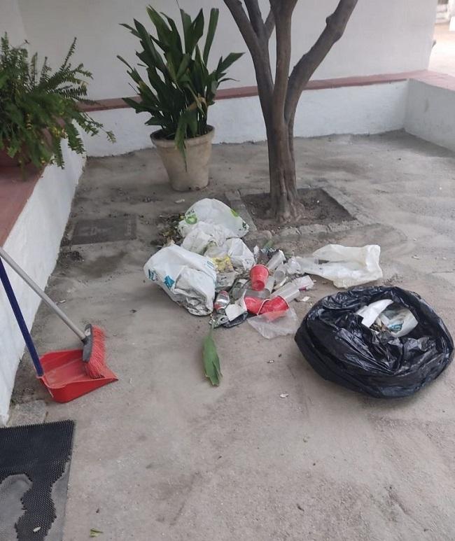 Restos de basura de un botellón, a las puertas de la Huerta de San Vicente.