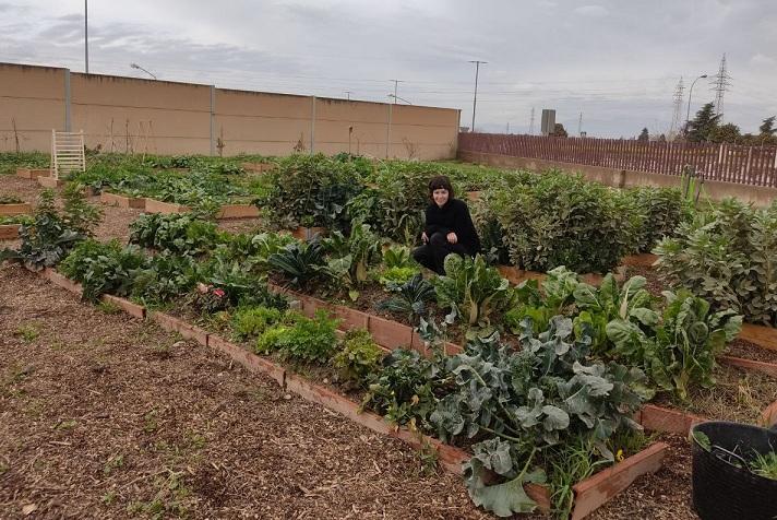 La concejala Sofía Díaz Sabán, en el huerto municipal. 