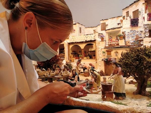 La artesana, durante los trabajos para preparar el Belén.