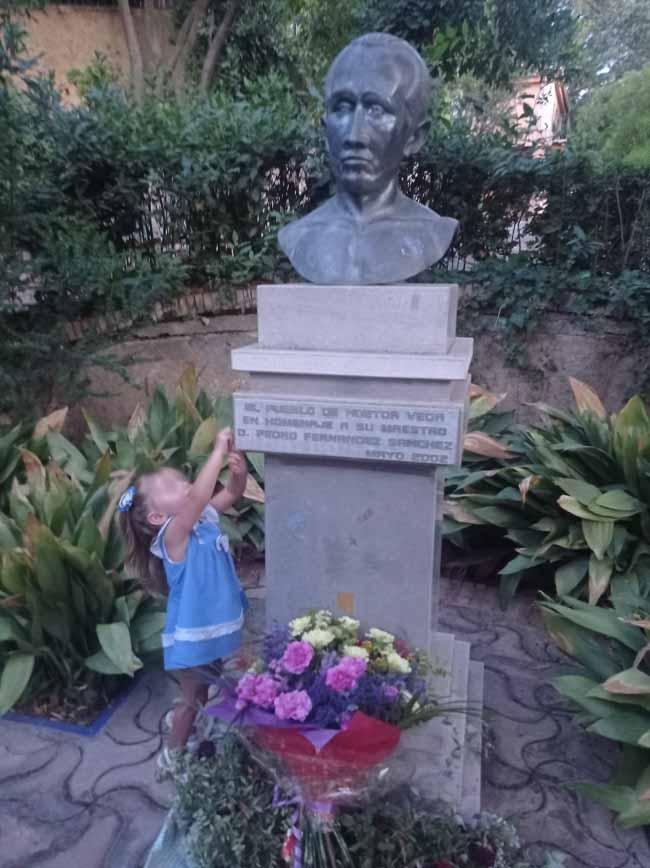 Ofrenda floral organizada por IU en el busto dedicado al maestro.