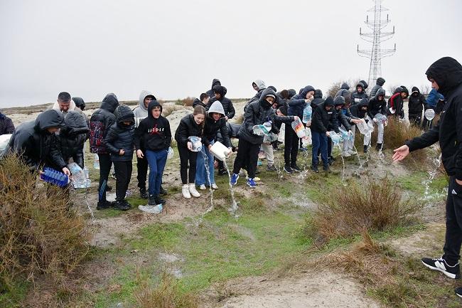 Los estudiantes, durante la acción en defensa del humedal.