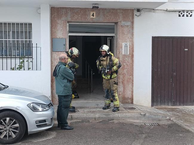 Bomberos, a las puertas de la vivienda siniestrada.