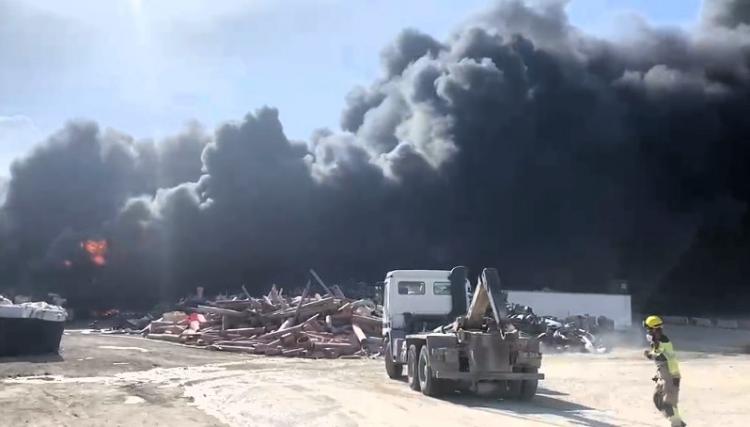Imagen de la inmensa columna de humo procedente del incendio de la planta.