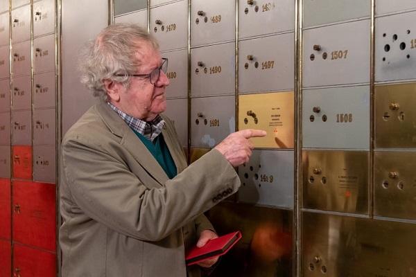 Ian Gibson deposita dos libros de Brenan en la Caja de las letras.