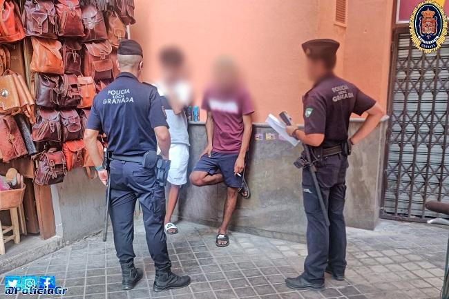 Los dos agentes durante la identificación.