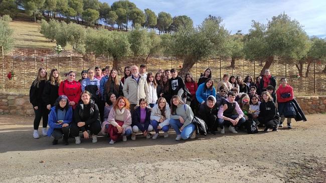 Estudiantes del IES Severo Ochoa de Granada, con el periodista Paco Vigueras, durante la visita guiada al Memorial de la Tapia del cementerio.