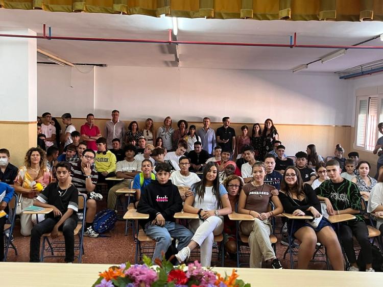 Estudiantes y docentes del IES Veleta, en una foto de familia con la rectora de la UGR.