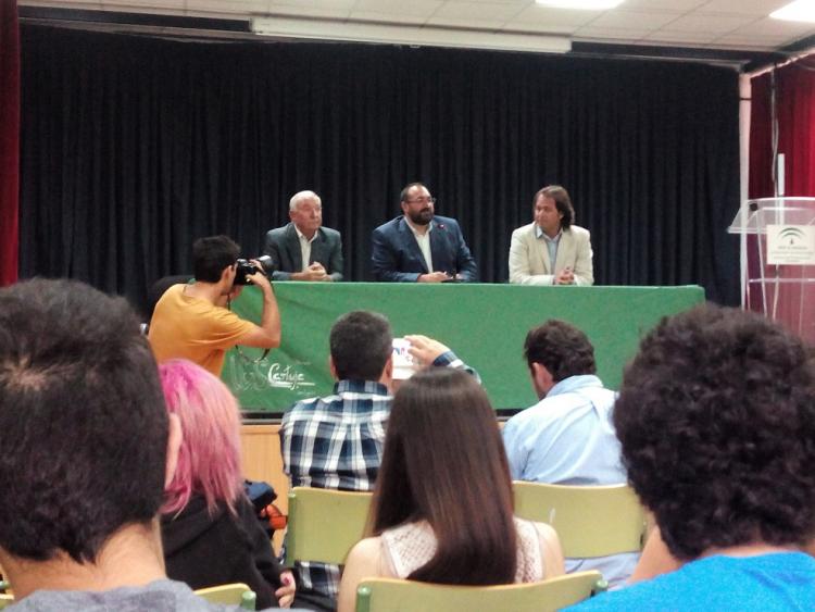 El delegado, durante la inauguración del curso en el IES Cartuja. El delegado, durante la inauguración del curso en el IES Cartuja.