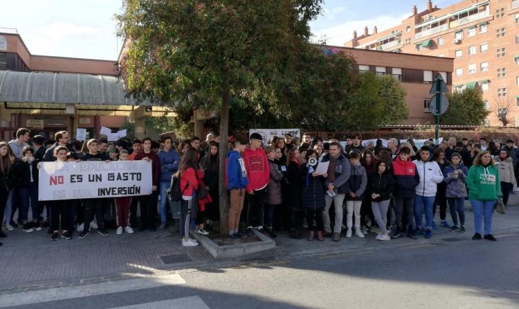 Concentración, este viernes, a las puertas del Zaidín-Vergeles.