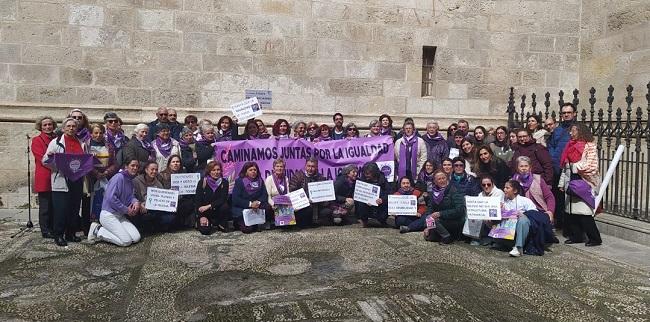 Foto de familia tras finalizar el acto reivindicativo de este domingo en Granada.