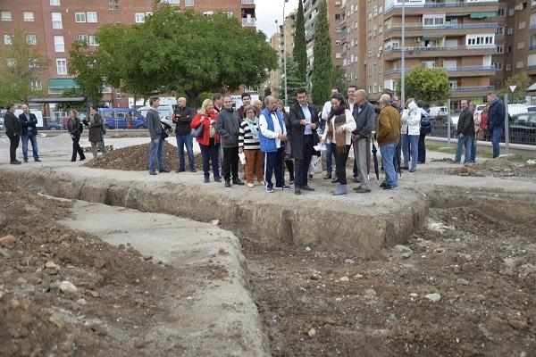 El alcalde ha visitado este jueves el yacimiento junto a vecinos y vecinas de la zona.