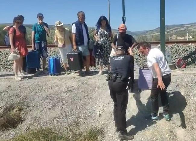Evacuación de pasajeros del AVE varado este lunes en Tocón de Íllora.