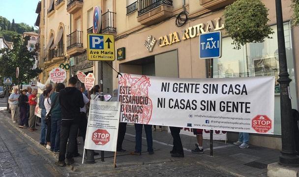 Protesta de Stop Desahucios frente una sucursal bancaria en el Realejo. 