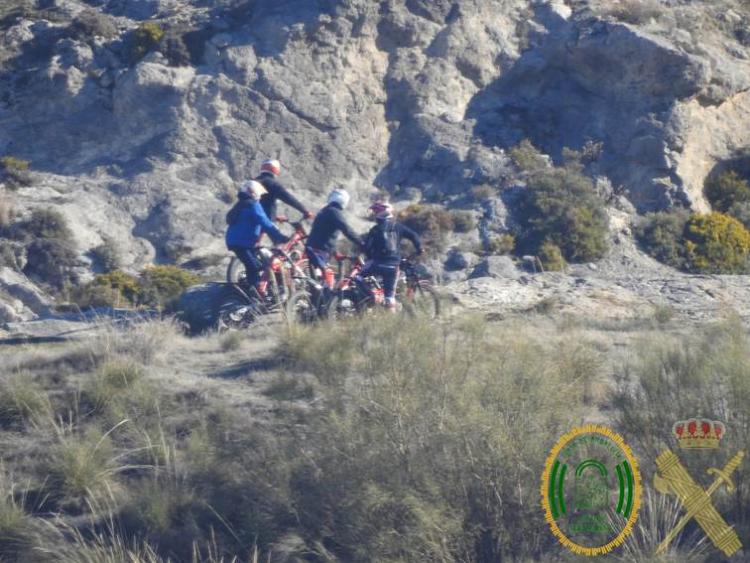 Motoristas con motos de trial en un paraje del Cerro Huenes. 