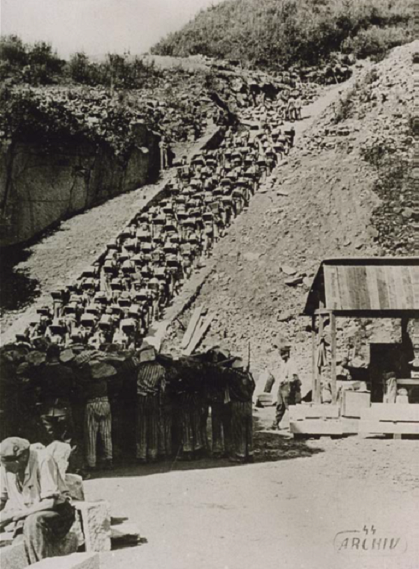 Prisioneros cargando piedras desde la cantera de Mauthausen. 1942. AMM, F/20/09.