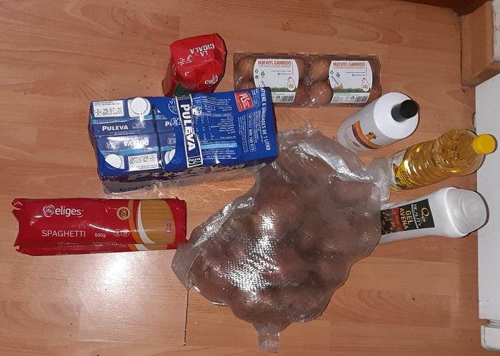 Tras 4 semanas de espera, esta es la ayuda del Ayuntamiento de Granada a una familia con 3 menores a cargo, siendo uno de ellos un bebé con pocos meses de edad: un paquete de arroz, un paquete de pasta, 12 huevos, 6 litros de leche, 3 kilos de patatas, 1 litro de aceite de girasol, y en este caso han tenido la suerte de que el lote contenga también un bote de gel y un bote de champú. Con este lote, que tenía un coste aproximado de 12 euros en el mercado, la familia debe subsistir una semana.