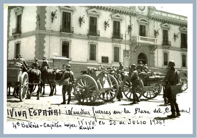 Batería número 4 de los artilleros, mandada por el capitán López-Rubio (1), que tomó el Ayuntamiento la tarde del 20 de julio.