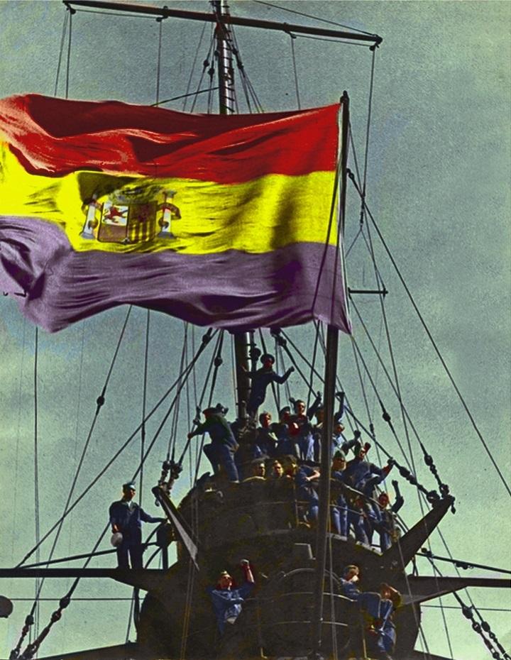 Fotografía coloreada con la bandera republicana en el Jaime I [Ver 1].