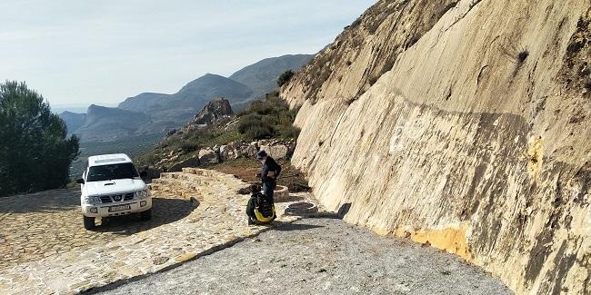 Geólogos de la Universidad de Granada conversan junto a un plano de falla en Sierra Elvira.