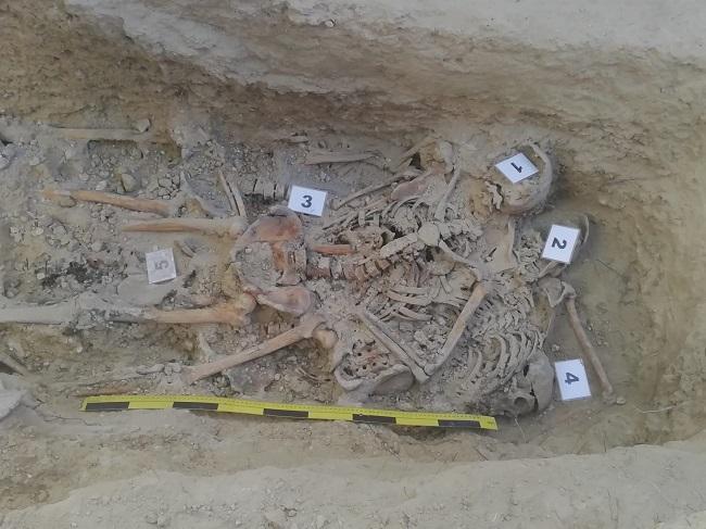 Imagen de la fosa con los restos de los cinco cuerpos.