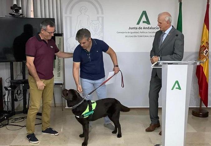 Aslan, un perro que detecta las bajadas de azúcar de su dueño con antelación.