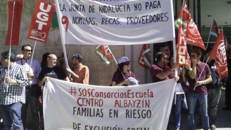 Los trabajadores del Centro Albayzín durante la protesta.