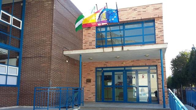 Entrada del colegio La Cruz de Dúrcal.