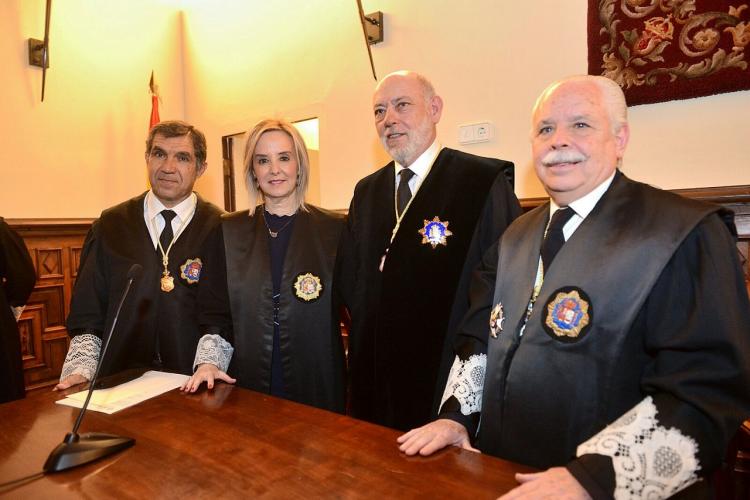 Maza (segundo por la derecha), en la toma de posesión de Tárrago. Maza (segundo por la derecha), en la toma de posesión de Tárrago.