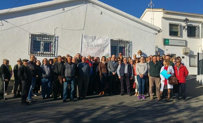 Concentración de repulsa frente al consultorio de Darro Concentración de repulsa frente al consultorio de Darro.