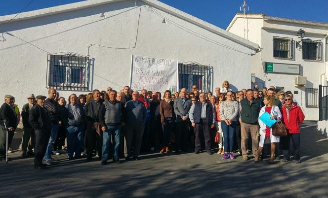 Concentración de repulsa frente al consultorio de Darro.