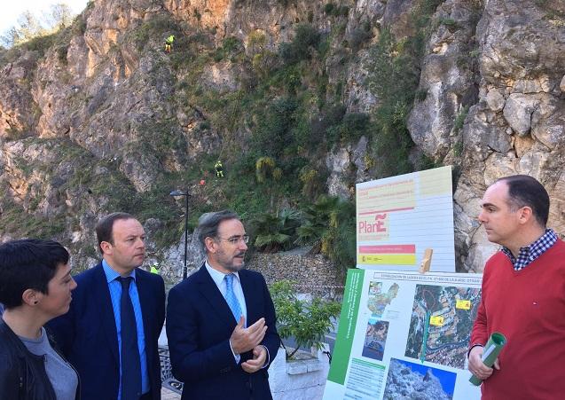 Visita a los trabajos de estabilización de la ladera en Otívar.