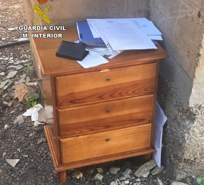 La mesita, hallada abandonada en la carretera La mesita, hallada abandonada en la carretera.