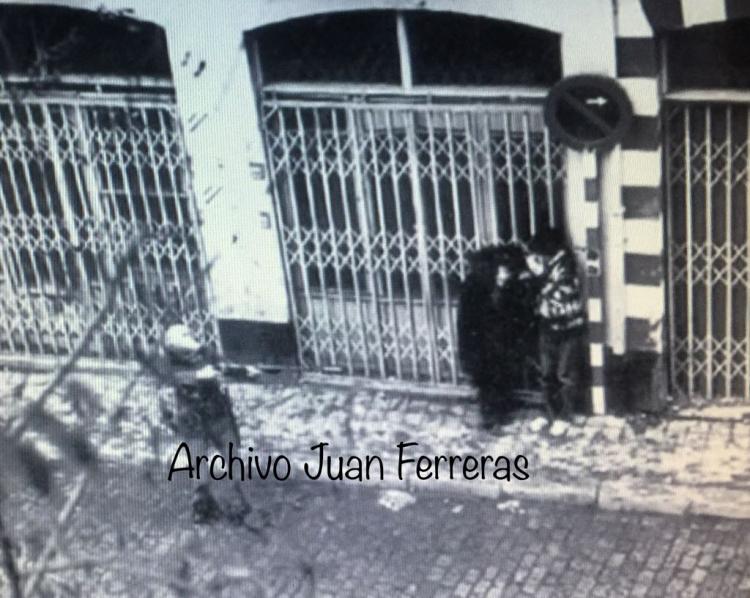 Impactante fotografía tomada por Juan Ferreras en San Jerónimo el 4 de diciembre de 1977, en las cargas policiales que sucedieron a la manifestación.