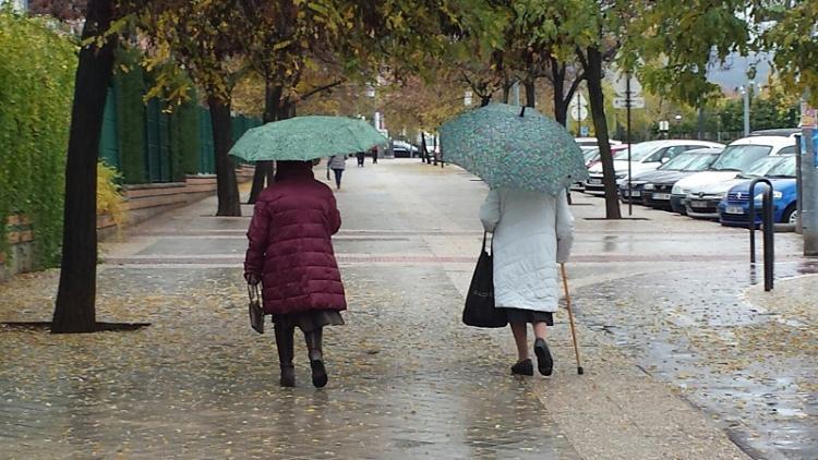 Dos mujeres se protegen de la lluvia con paraguas en el Zaidín, en una imagen de archivo.