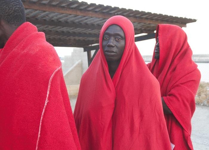 Las personas migrantes rescatadas este jueves aguardan a ser atendidas por Cruz Roja. Las personas migrantes rescatadas este jueves aguardan a ser atendidas por Cruz Roja.