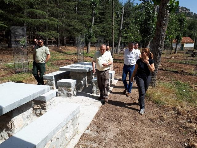 Nuevas mesas instaladas en el área recreativa Fuente de los Potros.