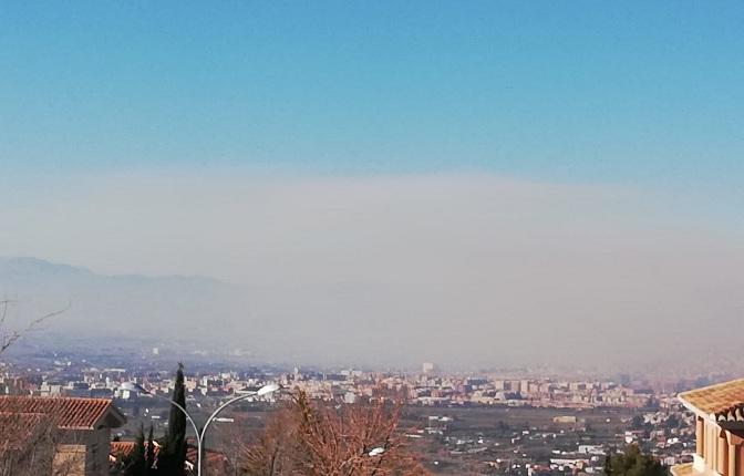 La nube de polución, muy visible sobre Granada y su Vega. 