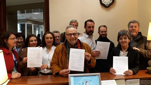 Miembros de InterVegas presentan la proposición en el Congreso. 