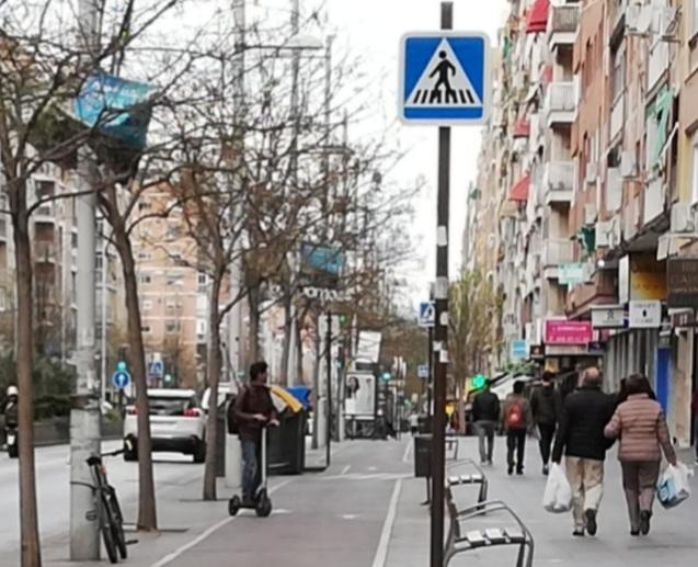 Un usuario de patinete por el carril bici de Camino de Ronda. 